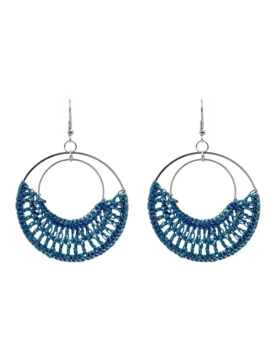 Aretes largos con acabado texturizado