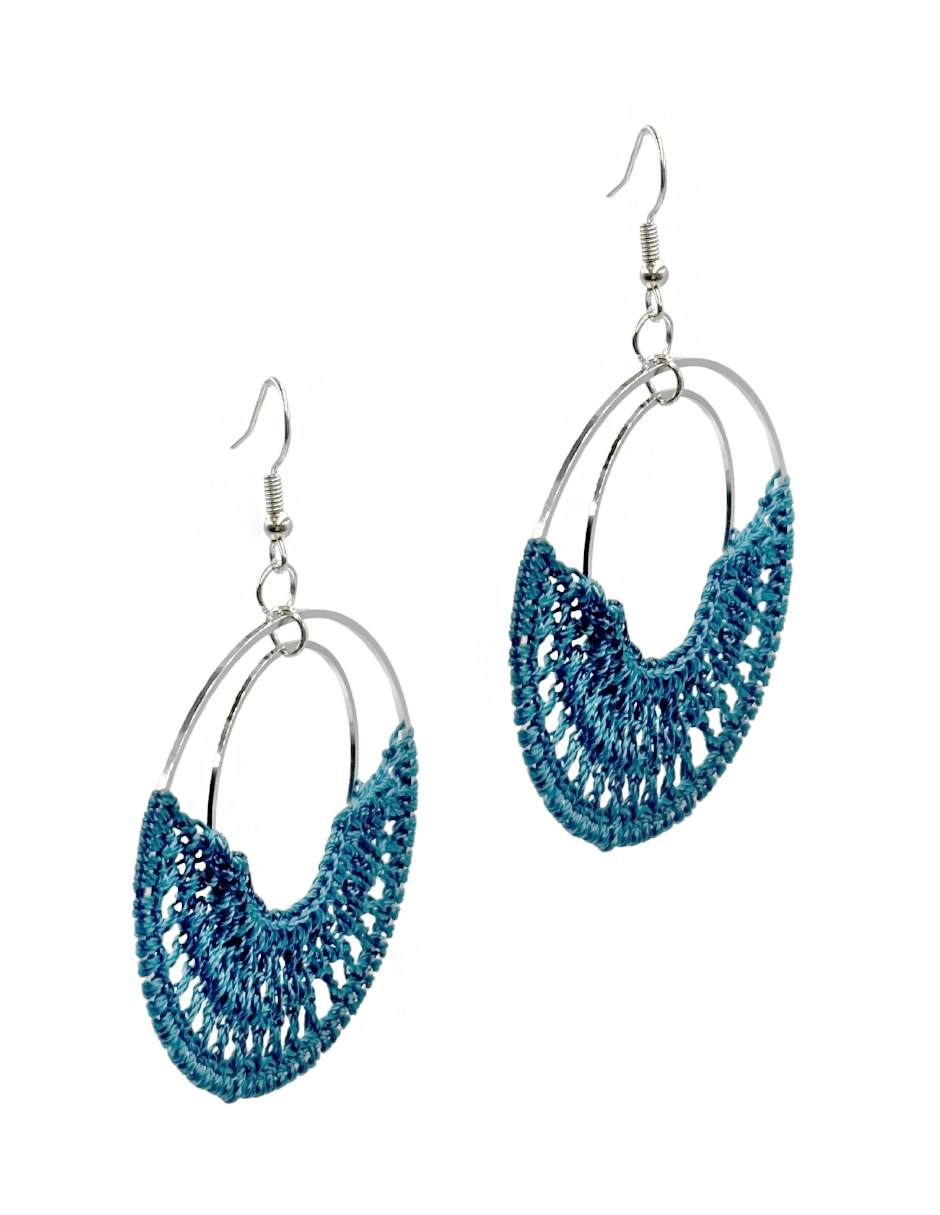 Aretes largos con acabado texturizado 6