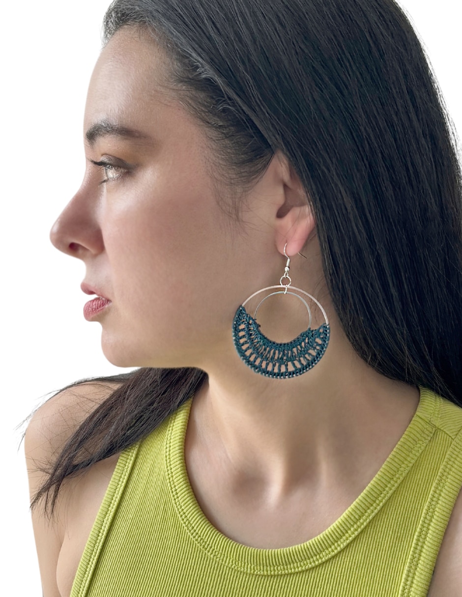Aretes largos con acabado texturizado 7