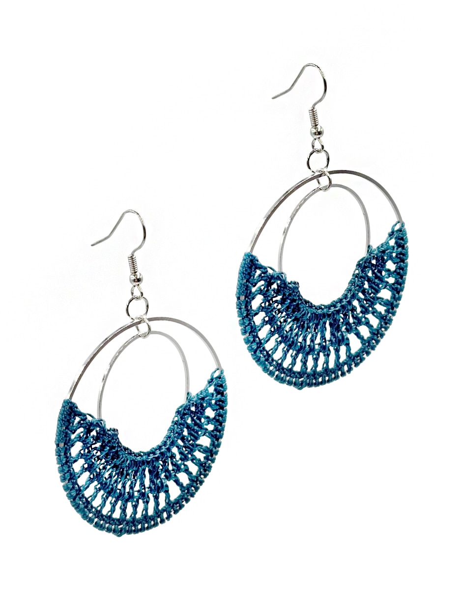 Aretes largos con acabado texturizado 8