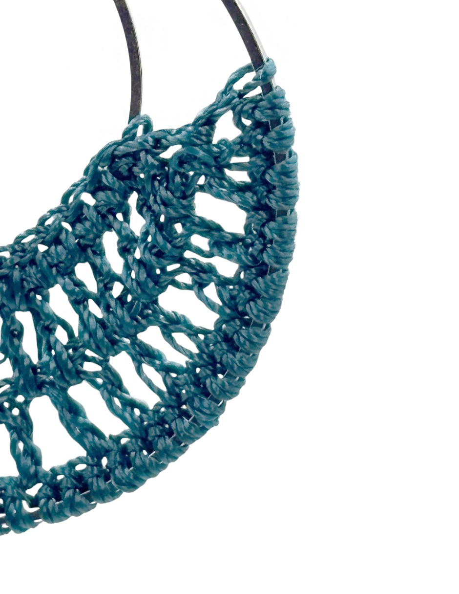 Aretes largos con acabado texturizado 9