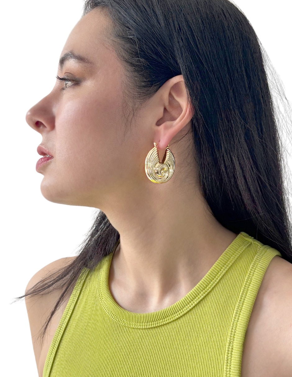 Aretes huggies de caracol con acabado brillante 5