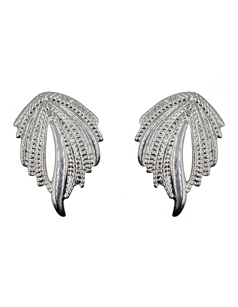 Aretes largos de hoja con acabado liso
