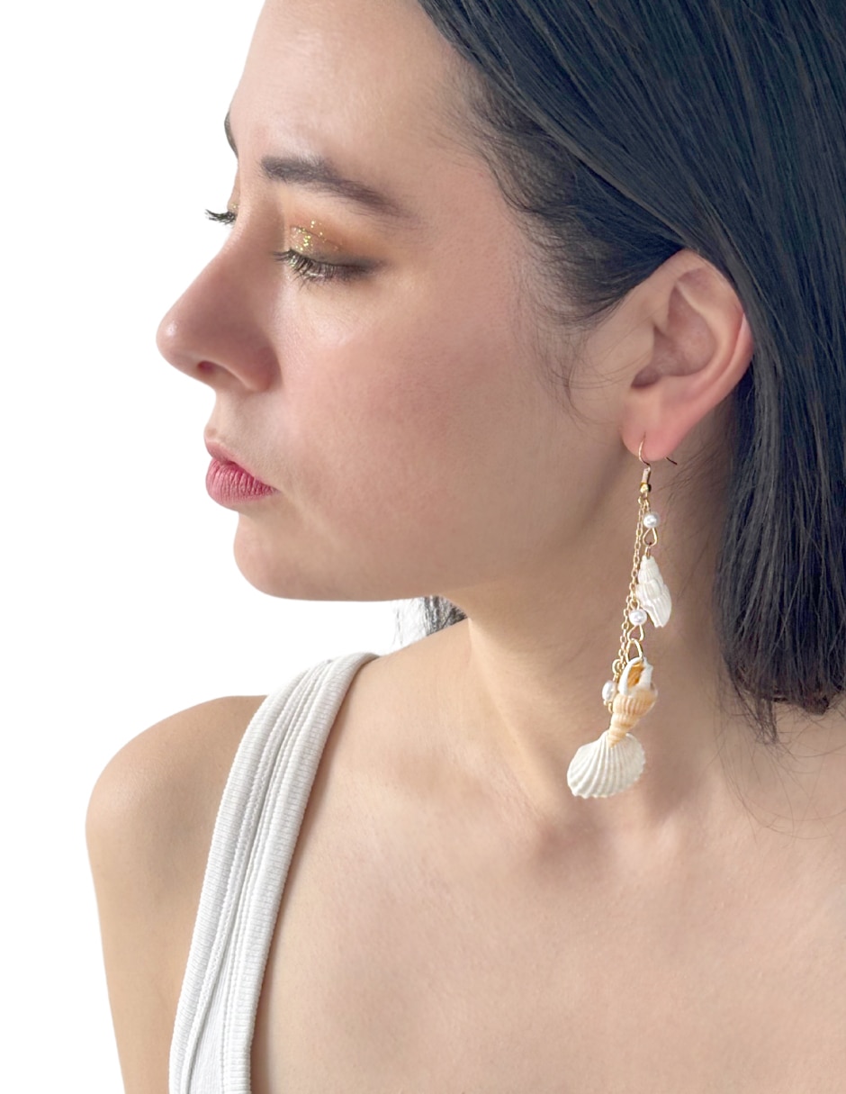 Aretes largos de concha con acabado texturizado 2