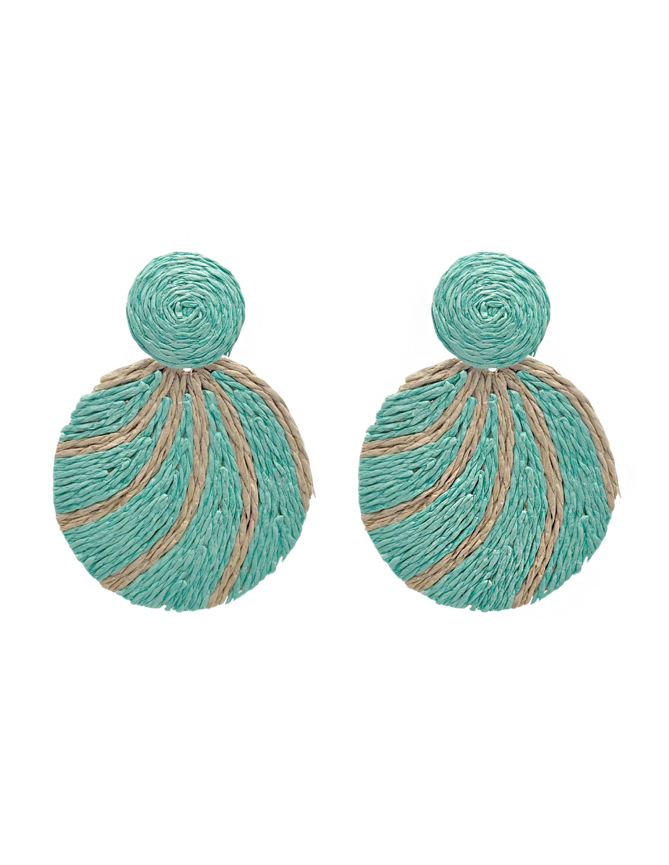 Aretes largos con acabado texturizado