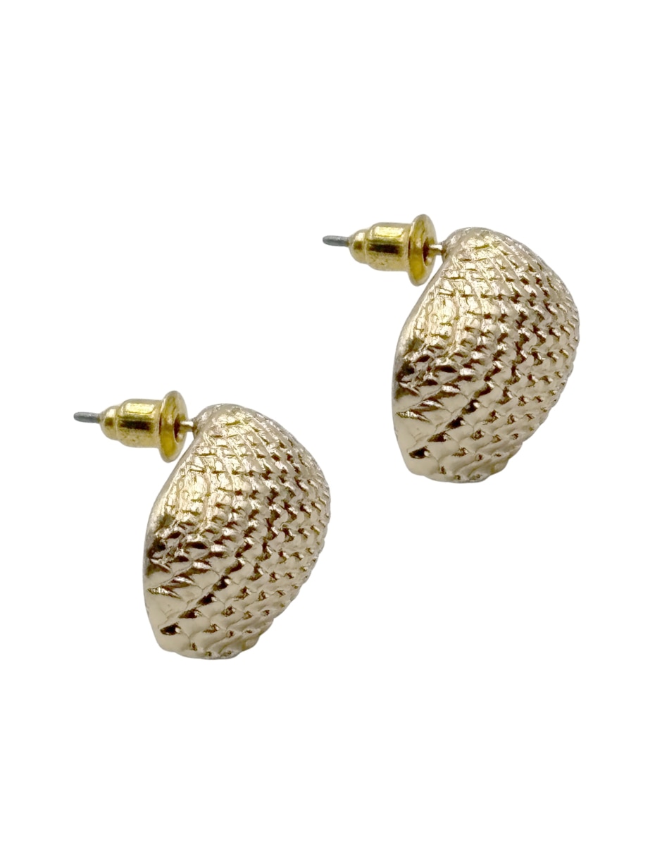 Aretes cortos de concha acabado martillado 5