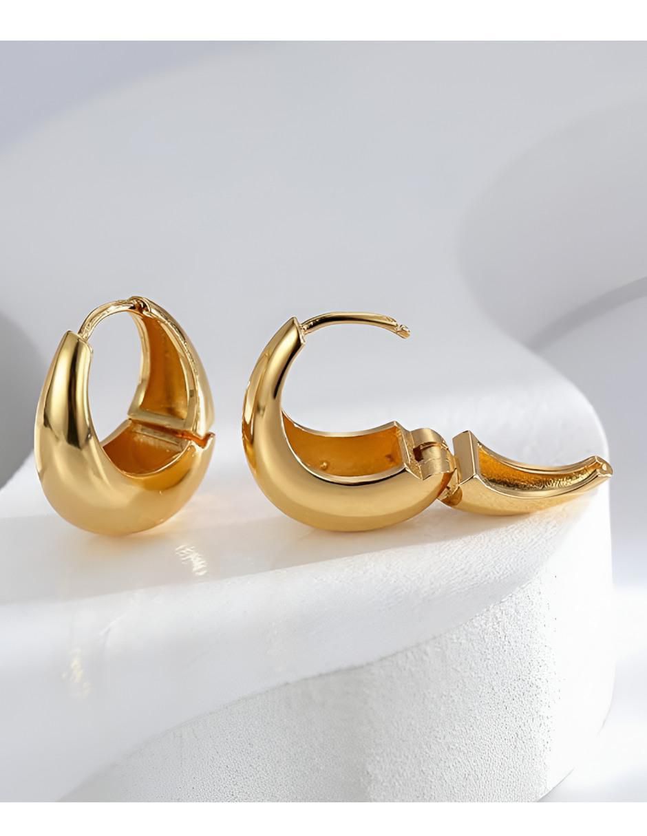 Aretes cortos redondos con acabado chapa de oro 4