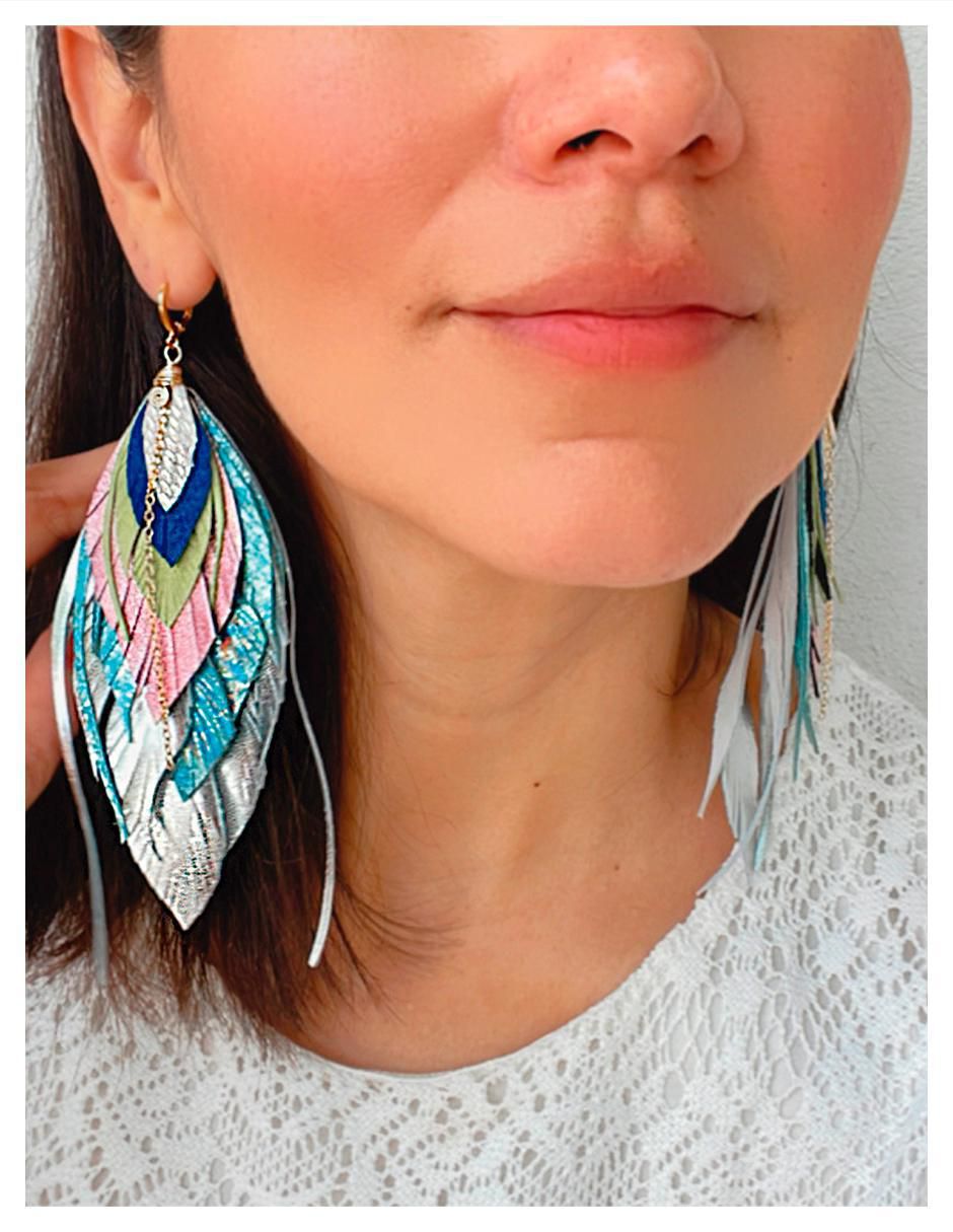 Aretes largos de pluma 18 k con acabado baño de oro 6