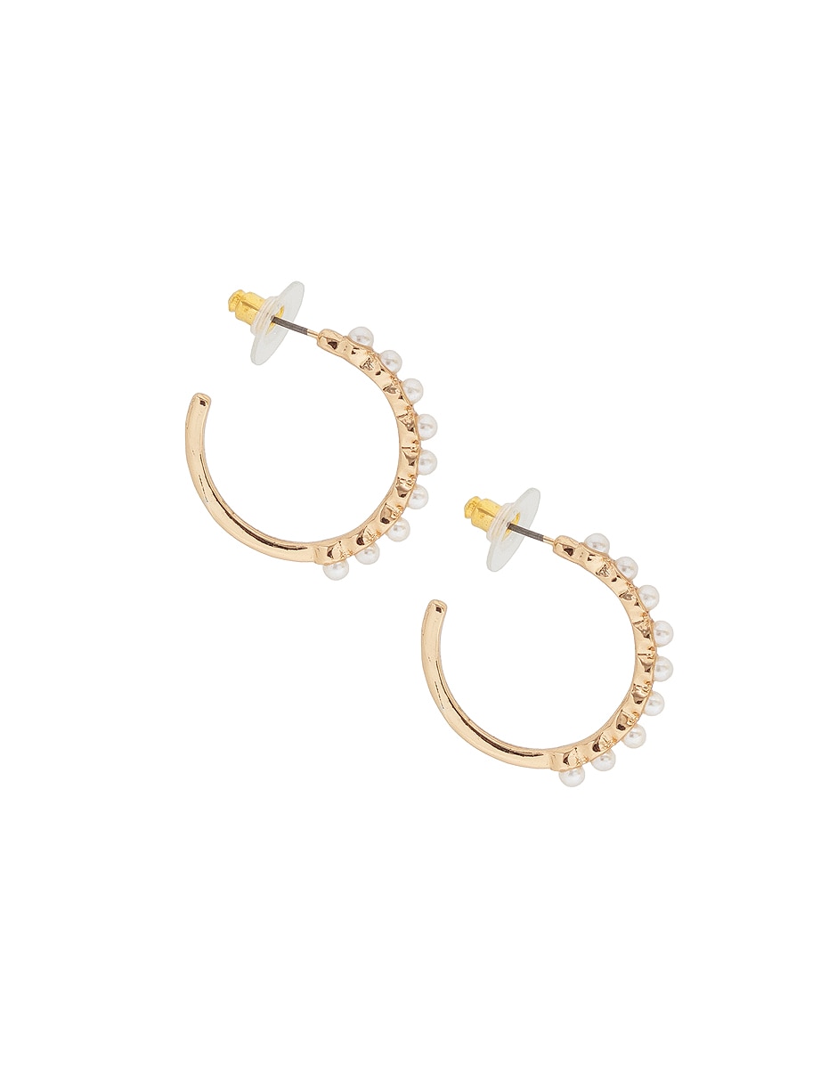 Aretes huggies con acabado lustre perla