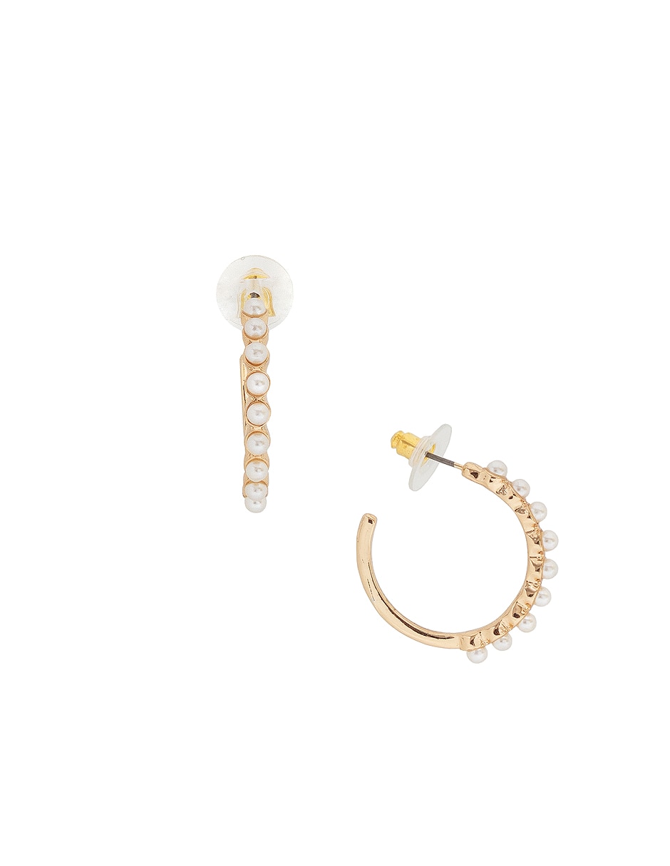 Aretes huggies con acabado lustre perla 2