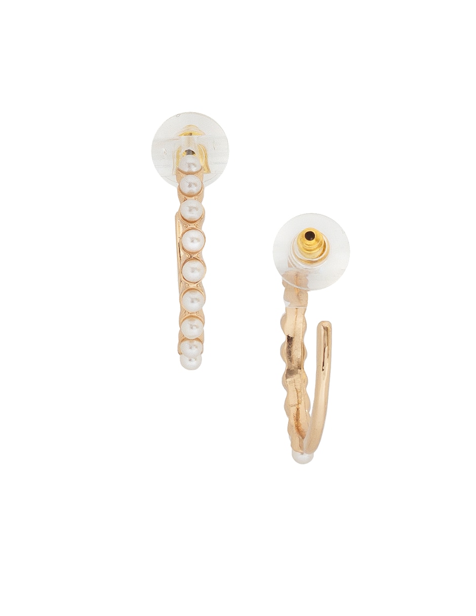 Aretes huggies con acabado lustre perla 3