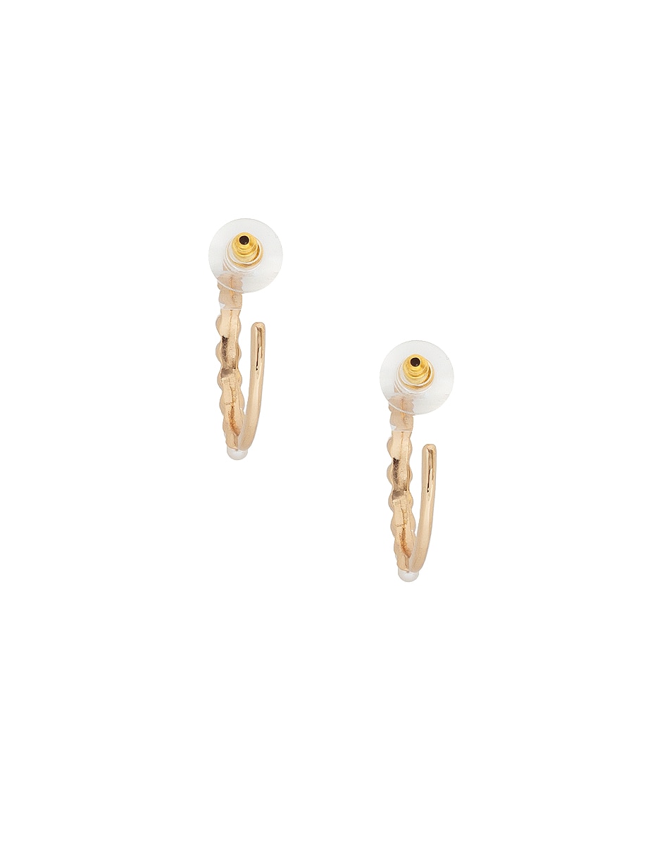 Aretes huggies con acabado lustre perla 4