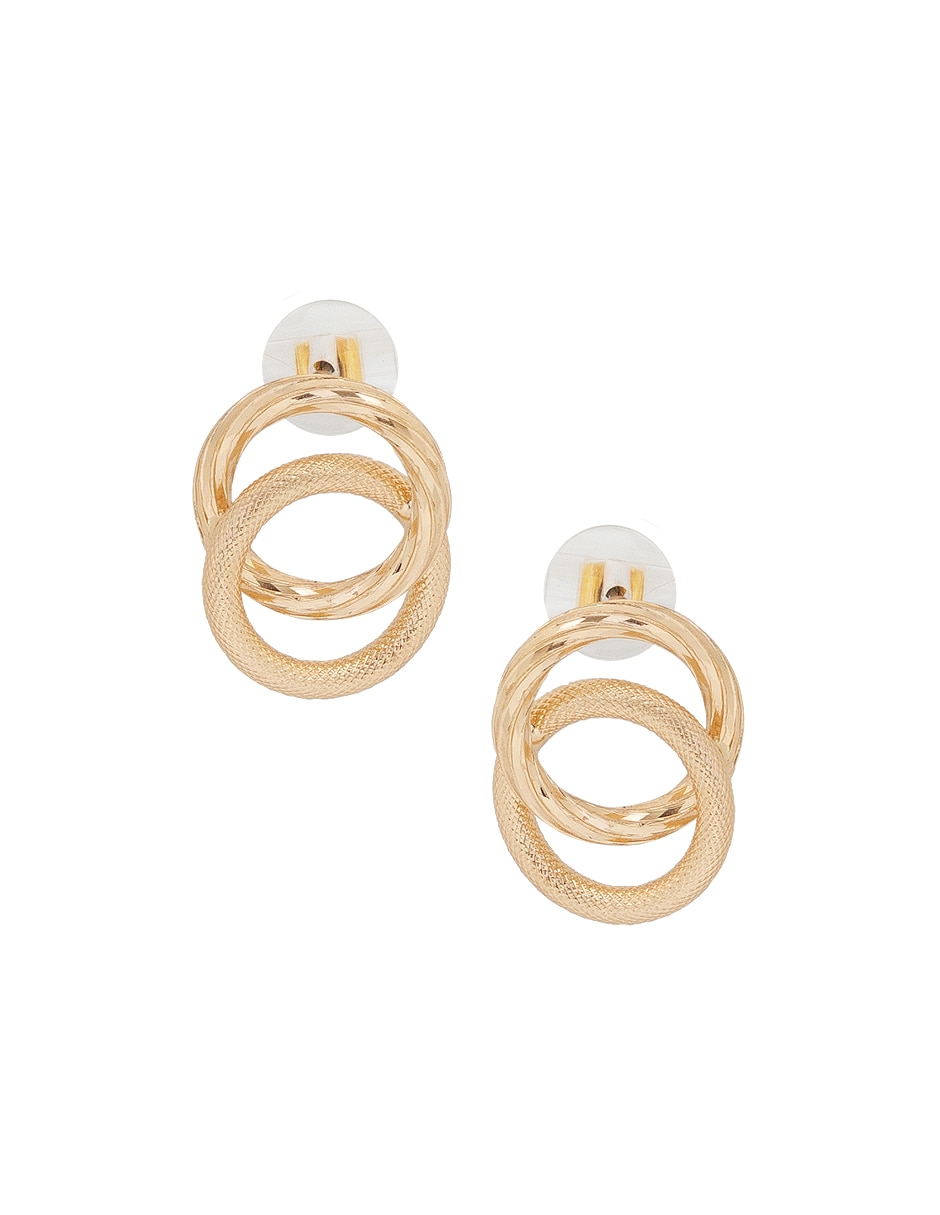 Aretes cortos circulares de metal con acabado brillante