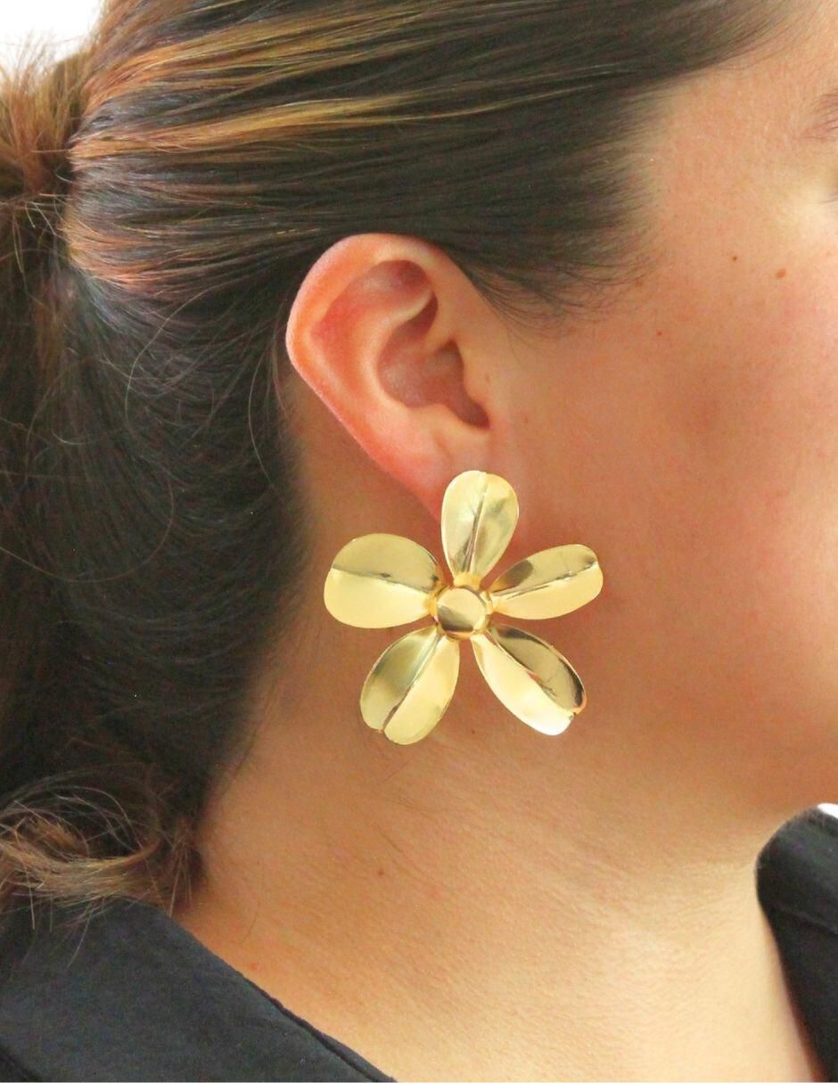 Aretes de flor con acabado chapa de oro 5