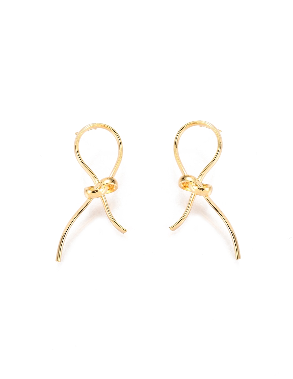 Aretes largos con acabado liso