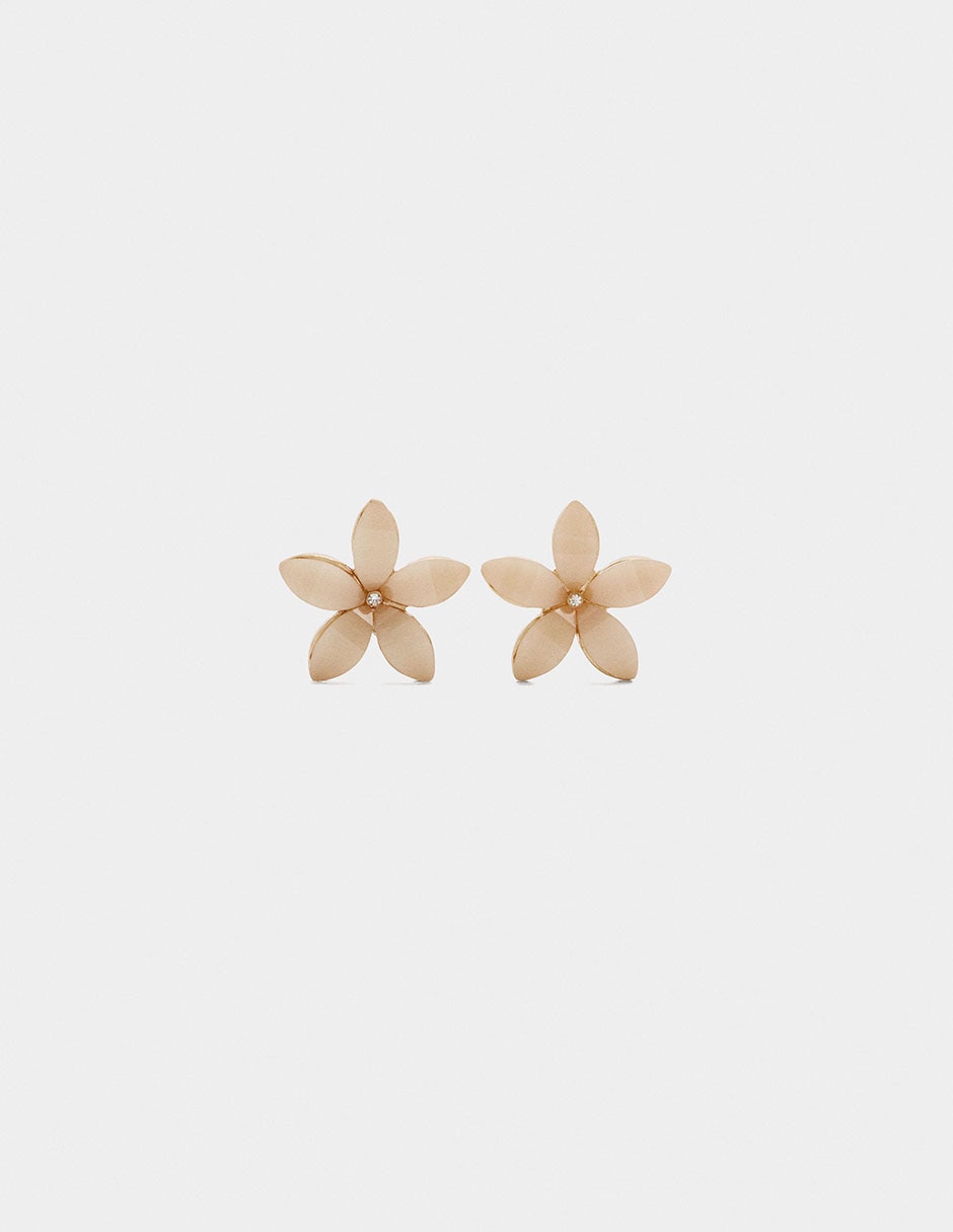 Aretes cortos con acabado pulido