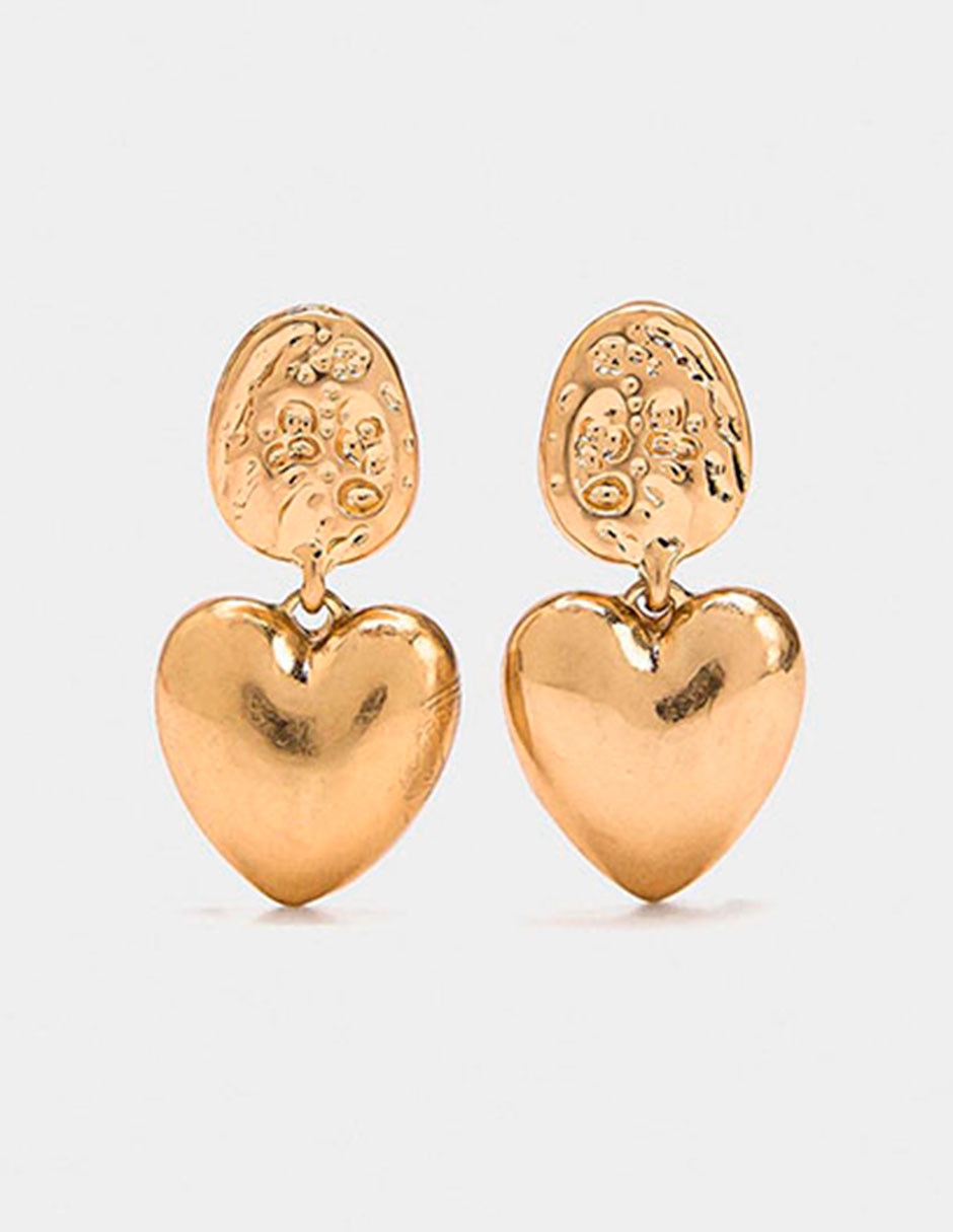 Aretes cortos de corazón con acabado martillado