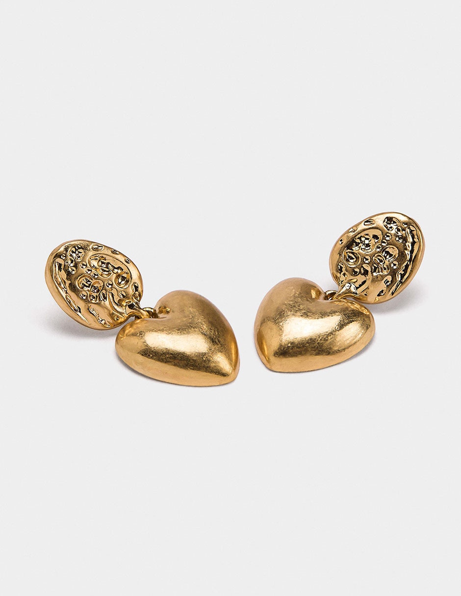 Aretes cortos de corazón con acabado martillado 2