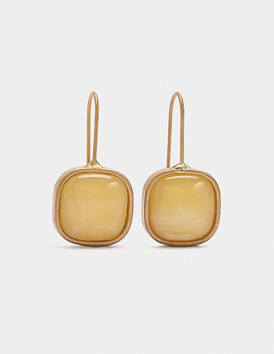 Aretes cortos con acabado pulido
