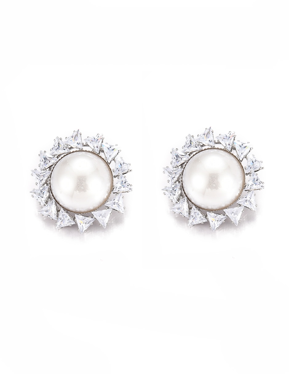 Aretes cortos con acabado brillante zirconia