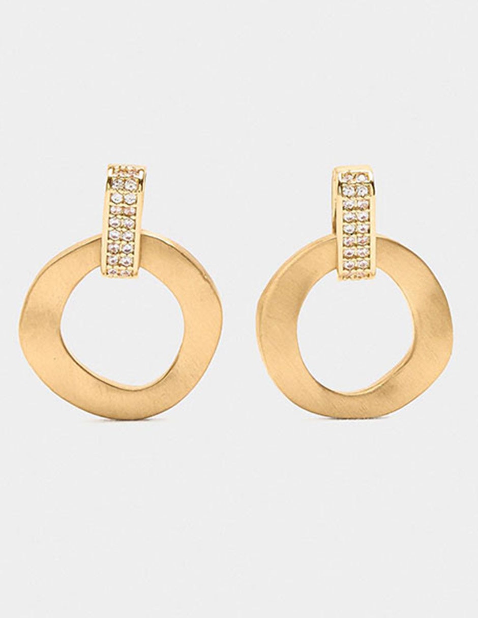 Aretes cortos con acabado liso