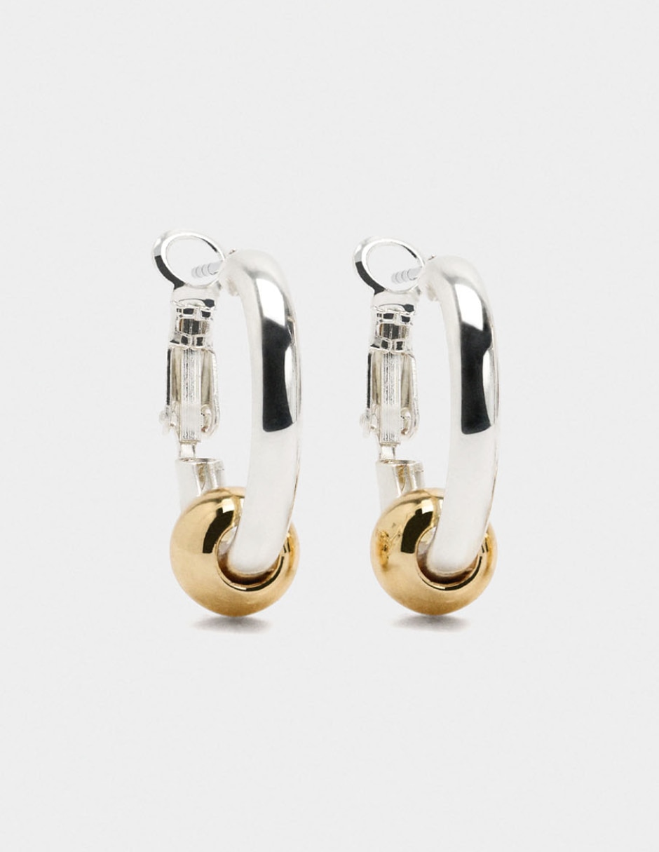 Aretes cortos con acabado brillante
