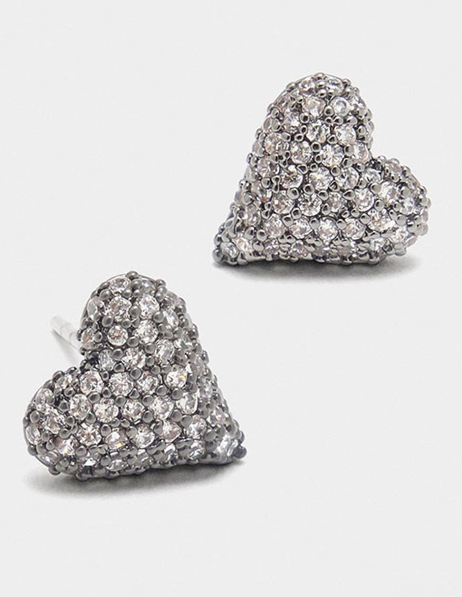 Aretes cortos de corazón con acabado pavé 2