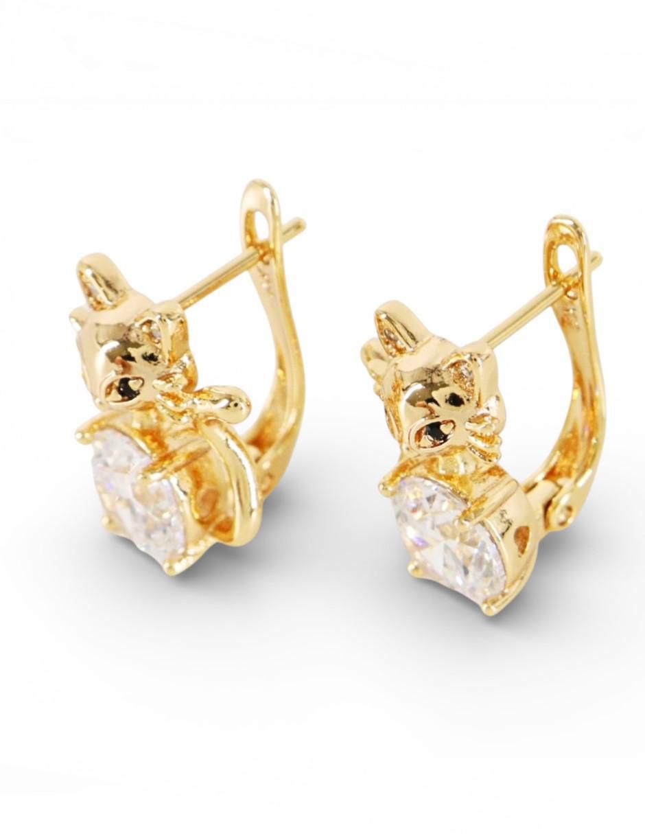 Aretes cortos de gato de oro laminado 18 K con acabado brillante zirconia