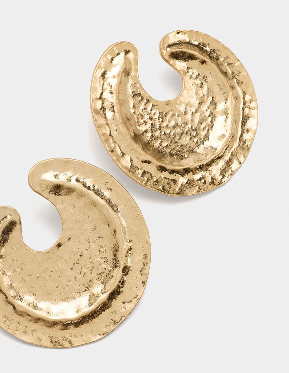 Aretes cortos con acabado martillado 3