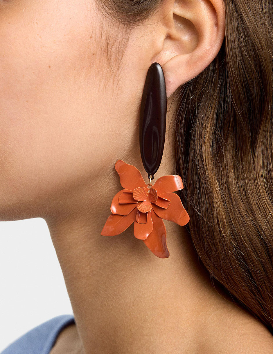 Aretes largos Amber con acabado pulido 2