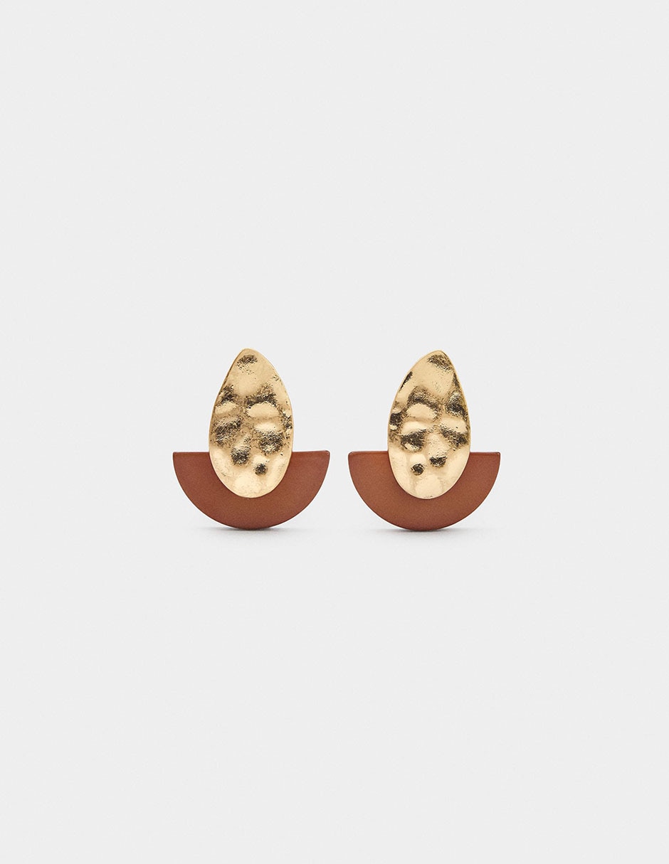 Aretes cortos con acabado martillado