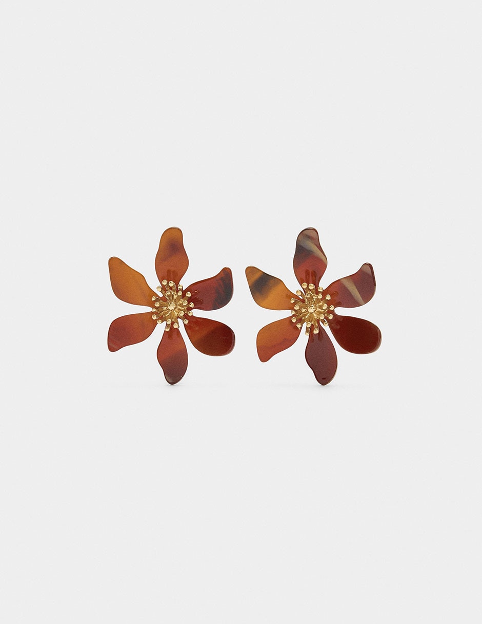 Aretes cortos con acabado brillante