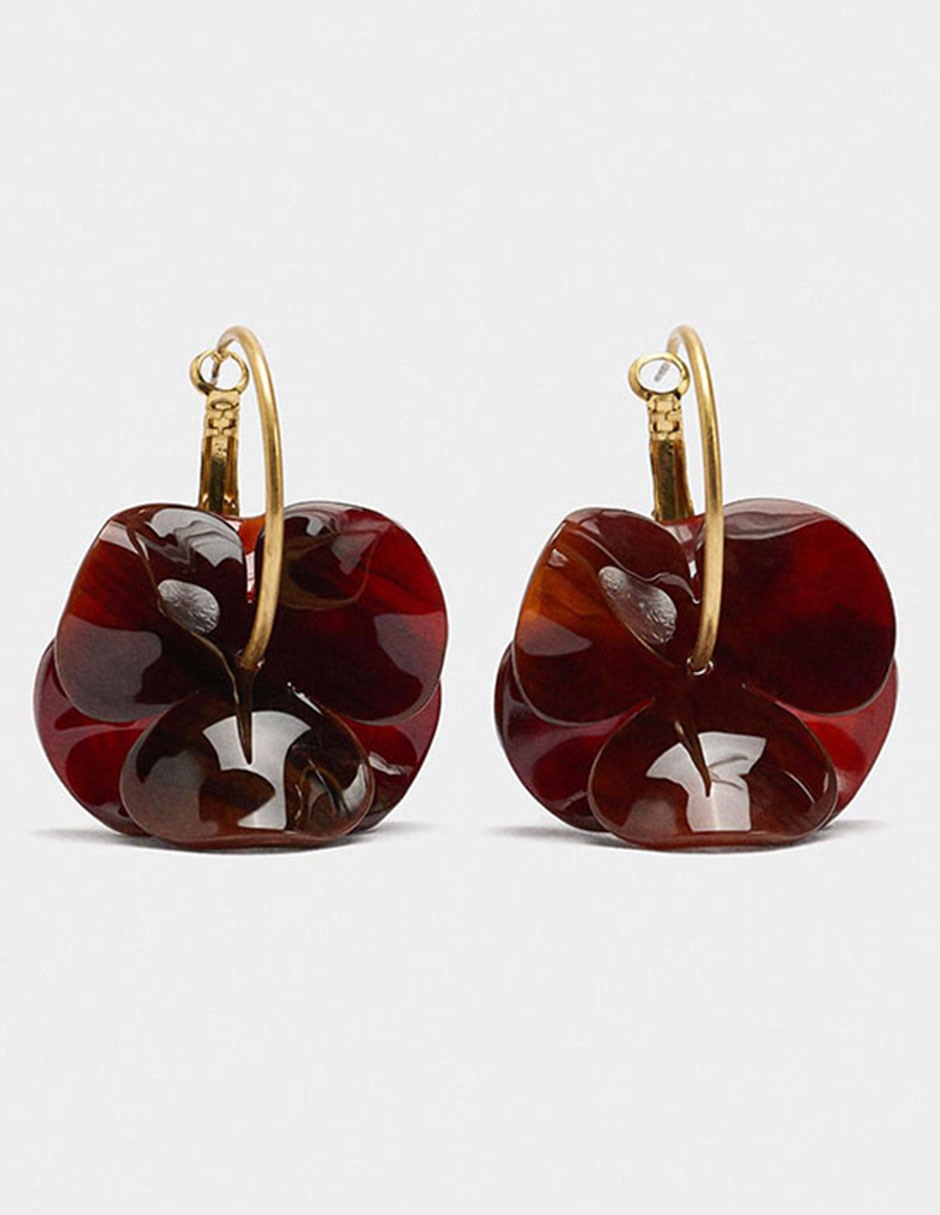 Aretes largos de flor con acabado brillante