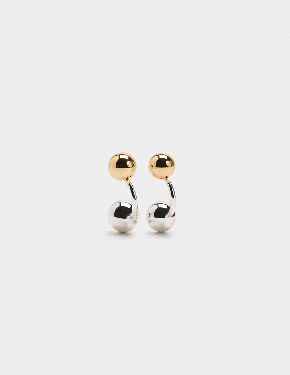 Aretes cortos con acabado brillante