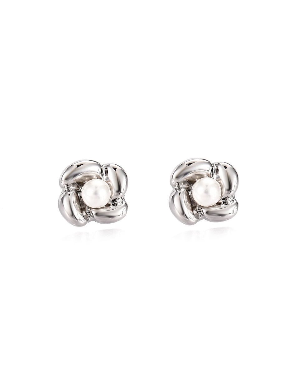 Aretes cortos de flor con acabado brillante