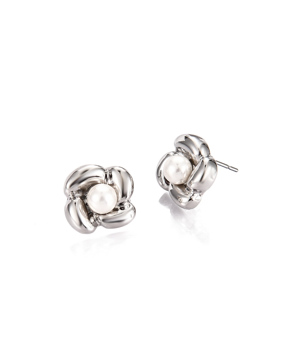 Aretes cortos de flor con acabado brillante 2