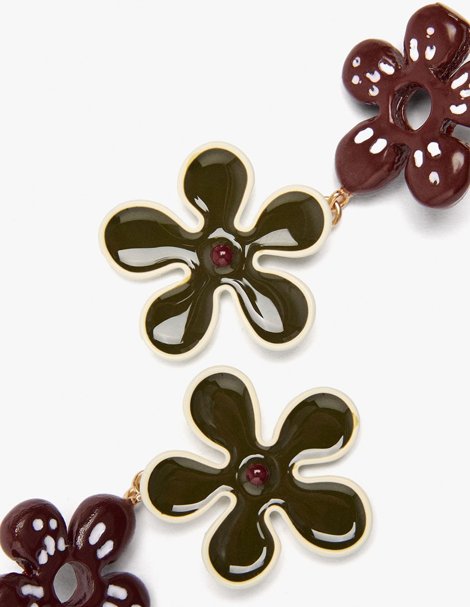 Aretes cortos de flor Maison Clay con acabado brillante 2