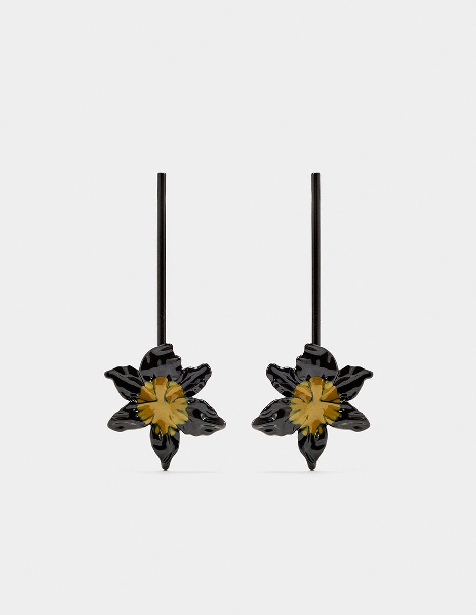 Aretes largos de flor Amber con acabado texturizado