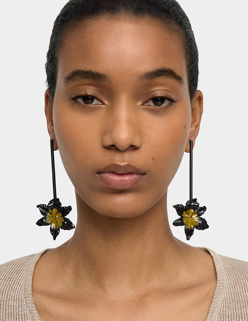 Aretes largos de flor Amber con acabado texturizado 2
