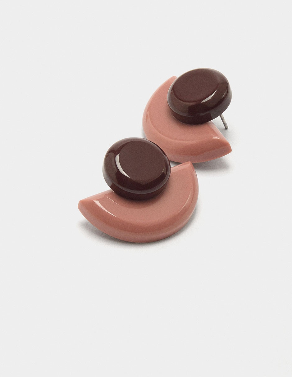 Aretes cortos Maison Clay con acabado brillante 3