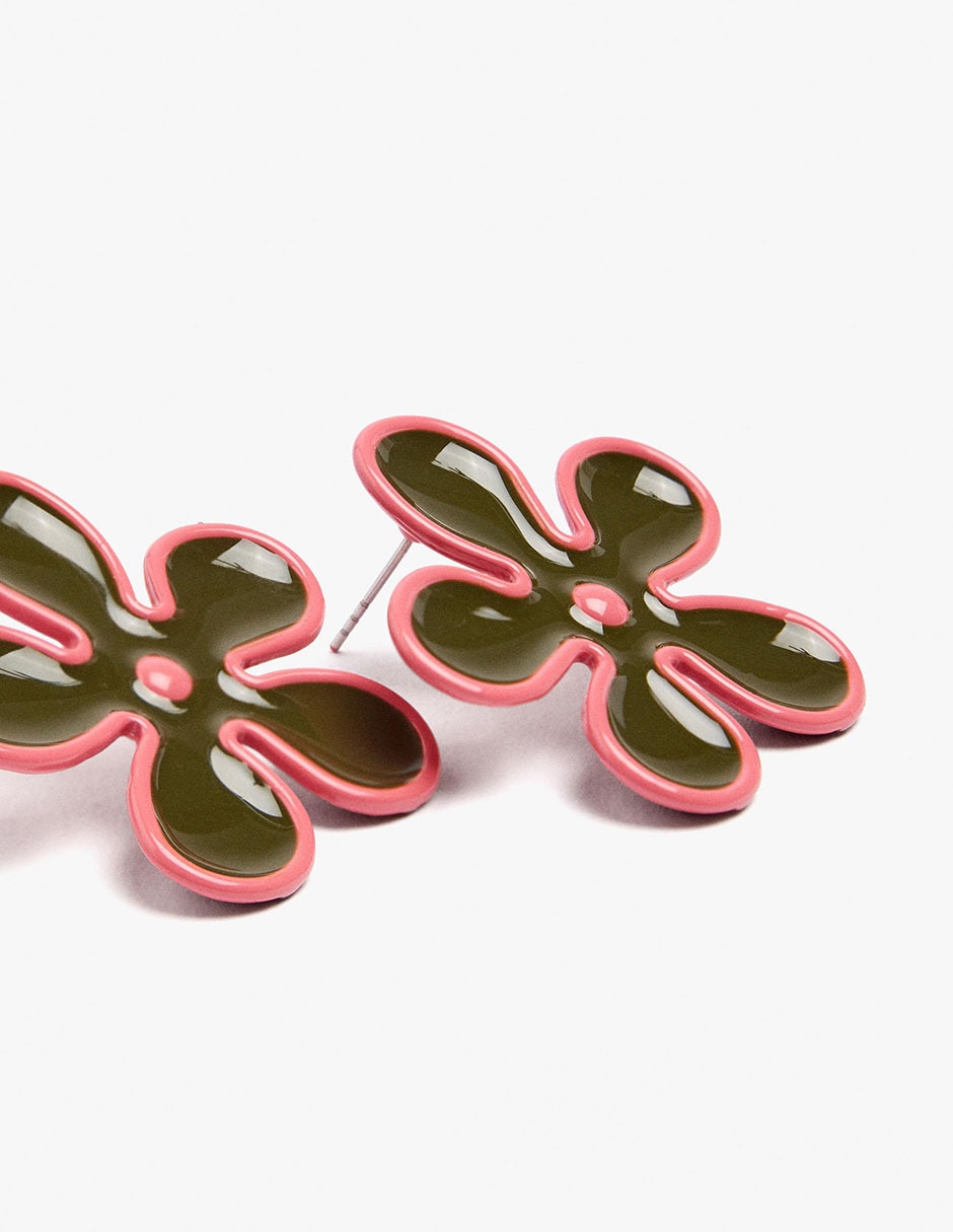 Aretes cortos de flor Maison Clay con acabado brillante 2
