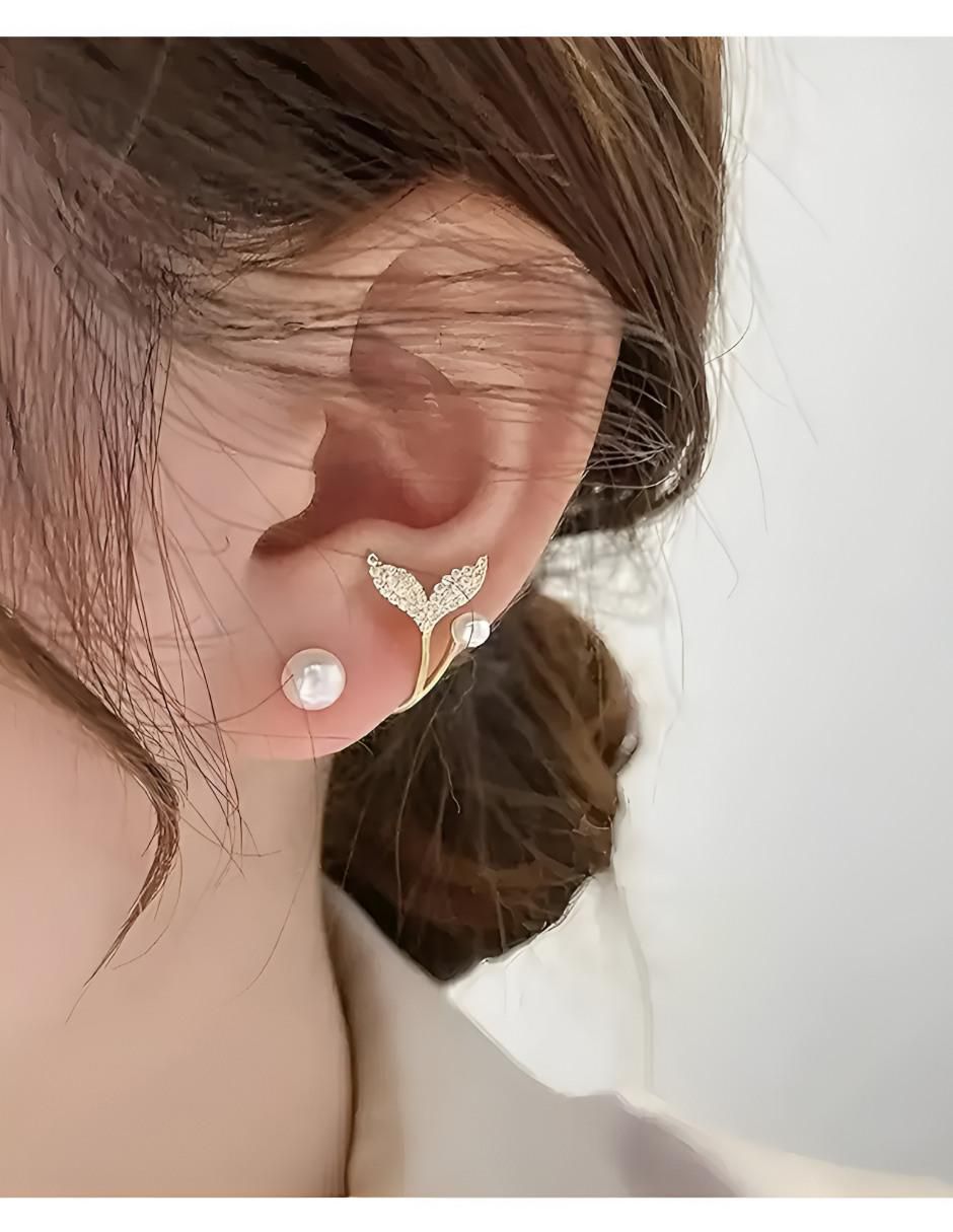 Aretes cortos de pez con acabado brillante perla 3