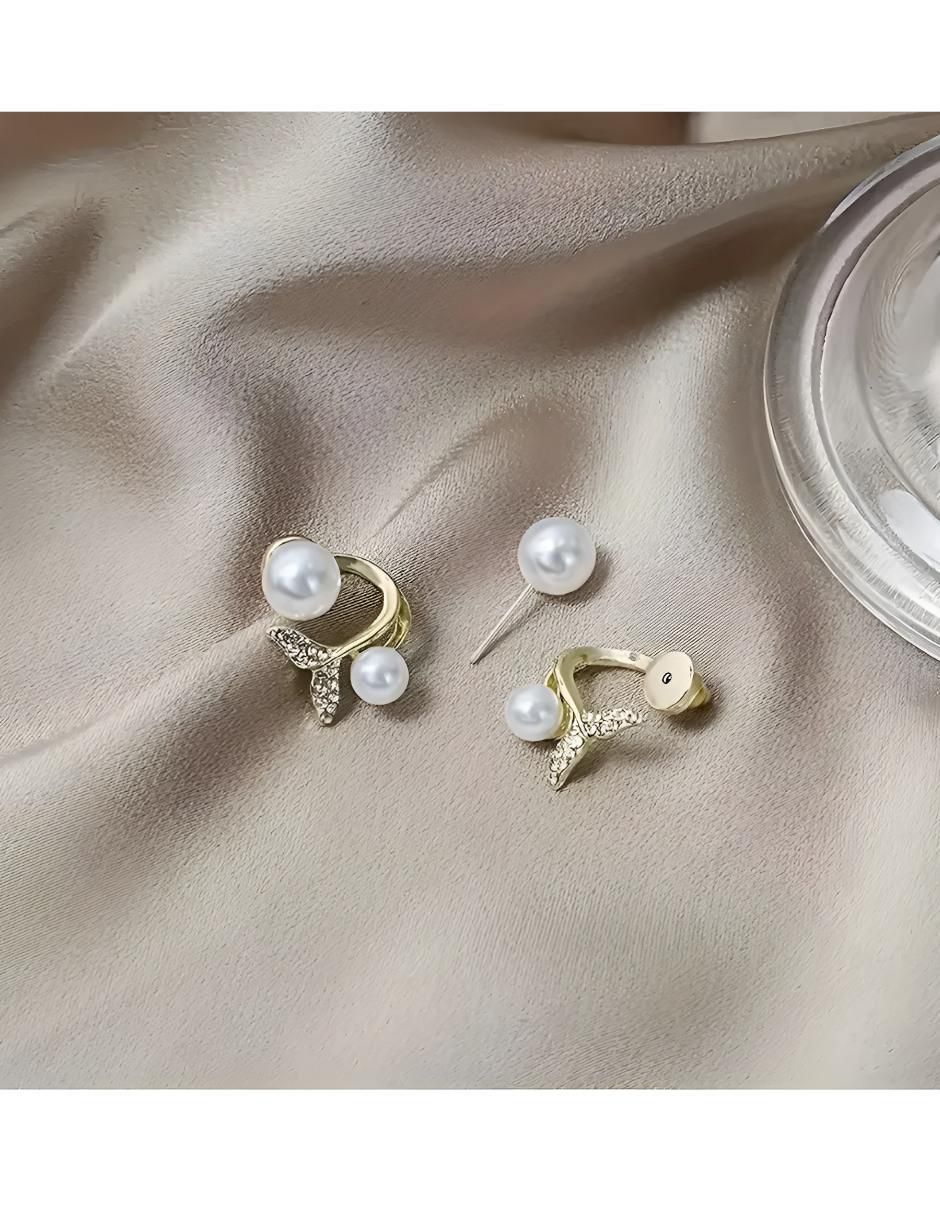 Aretes cortos de pez con acabado brillante perla 4
