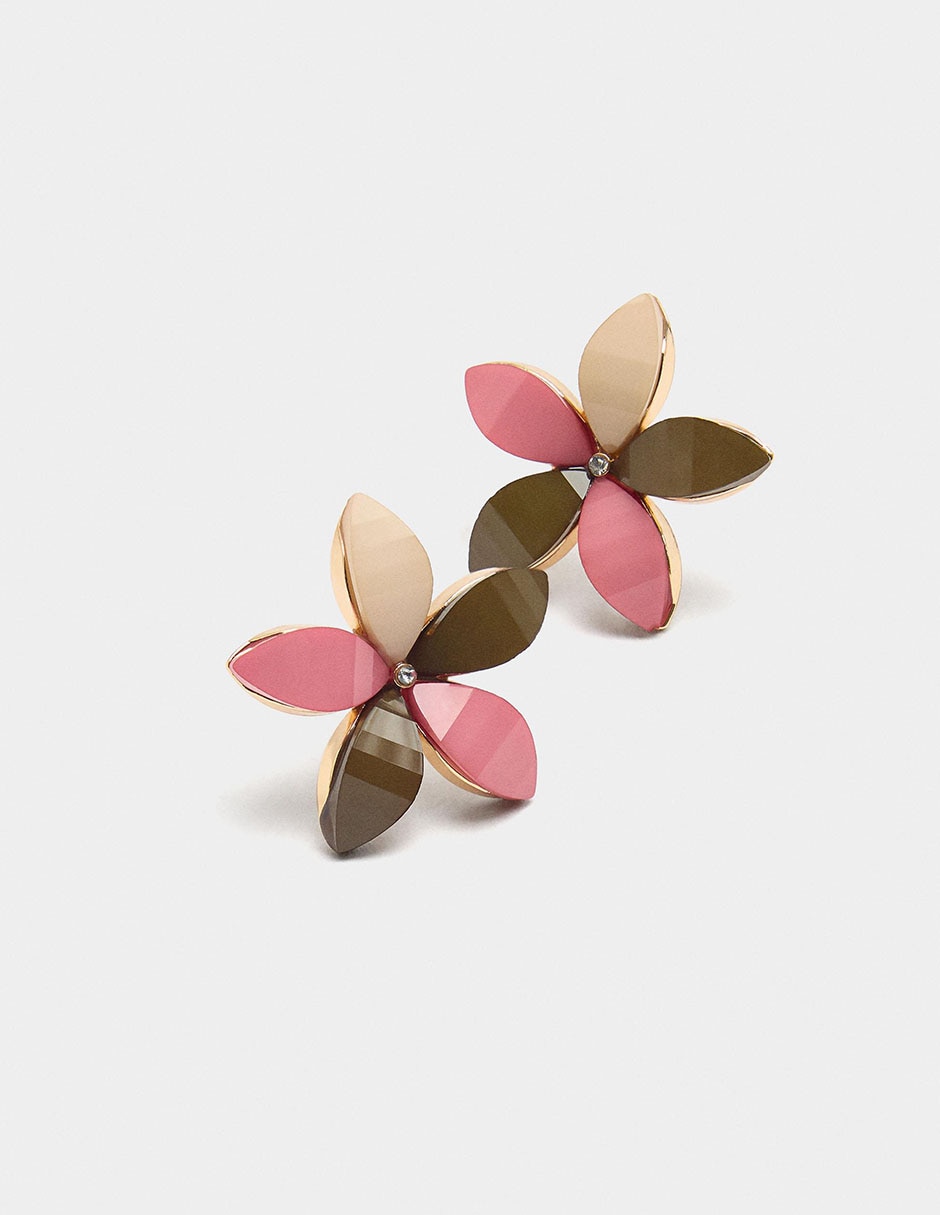 Aretes cortos de flor Wine & Dine con acabado brillante 3
