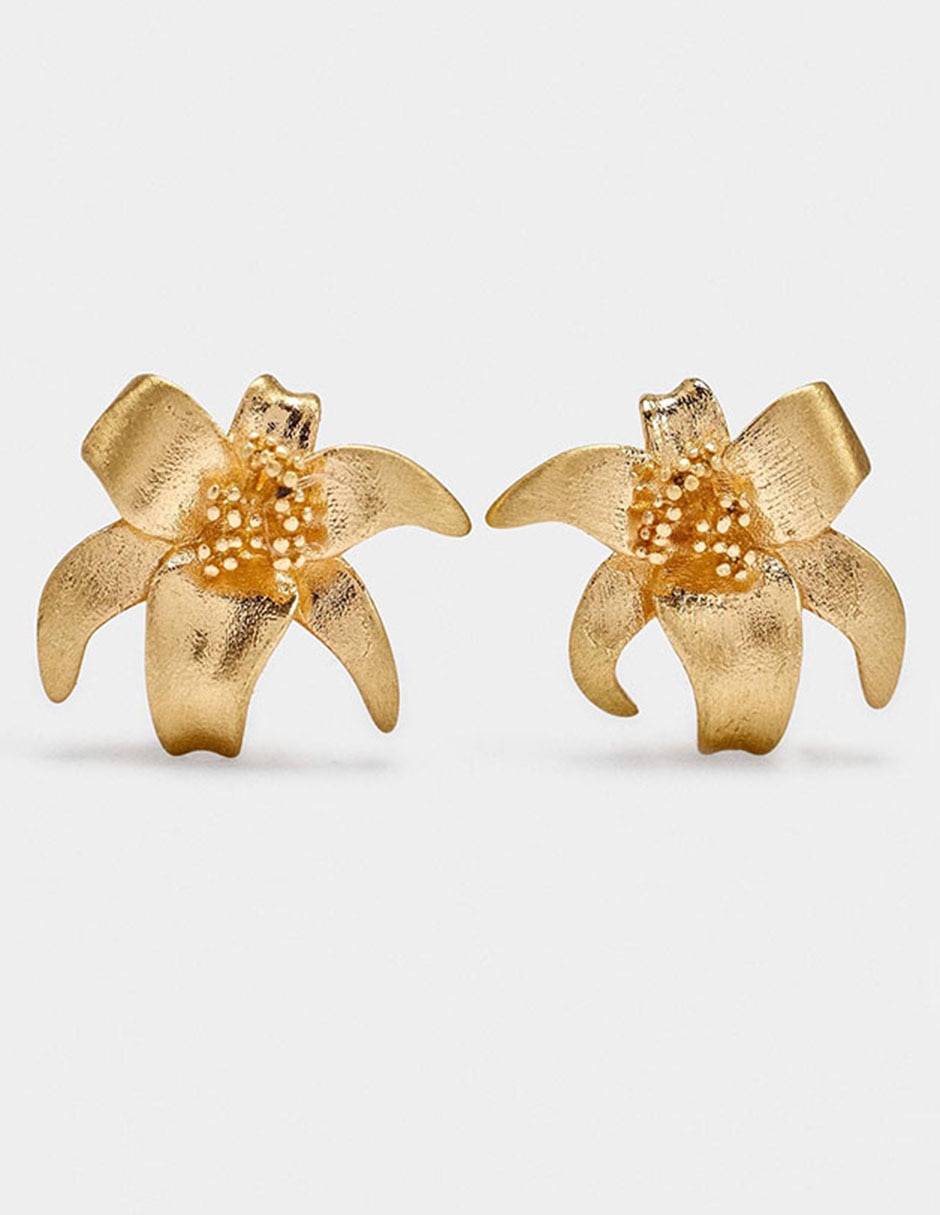 Aretes cortos de flor con acabado brillante