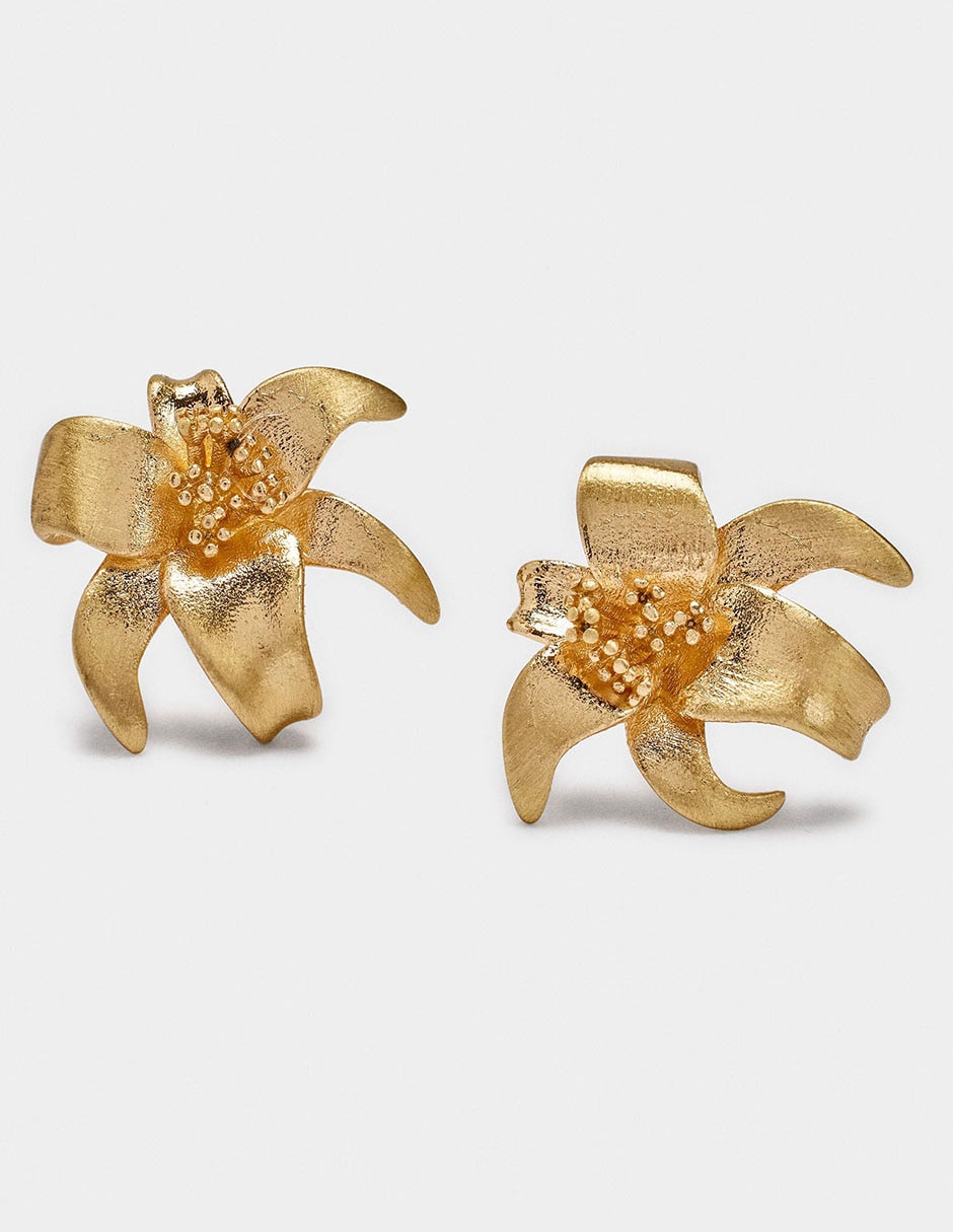 Aretes cortos de flor con acabado brillante 2