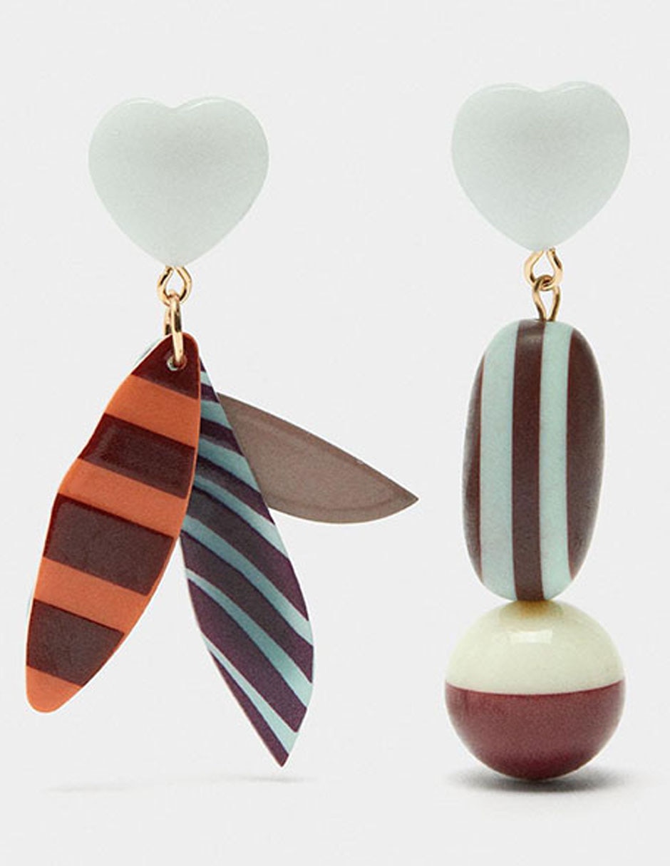 Aretes largos con acabado esmaltado