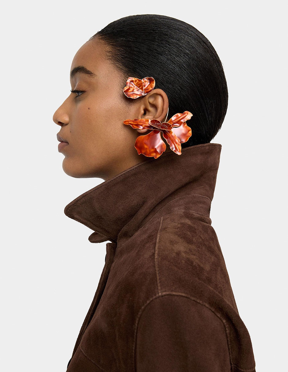 Ear cuff de flor con acabado esmaltado 2