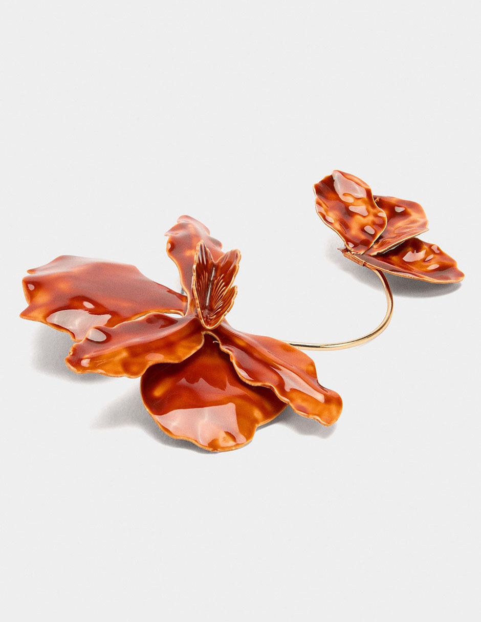 Ear cuff de flor con acabado esmaltado 3