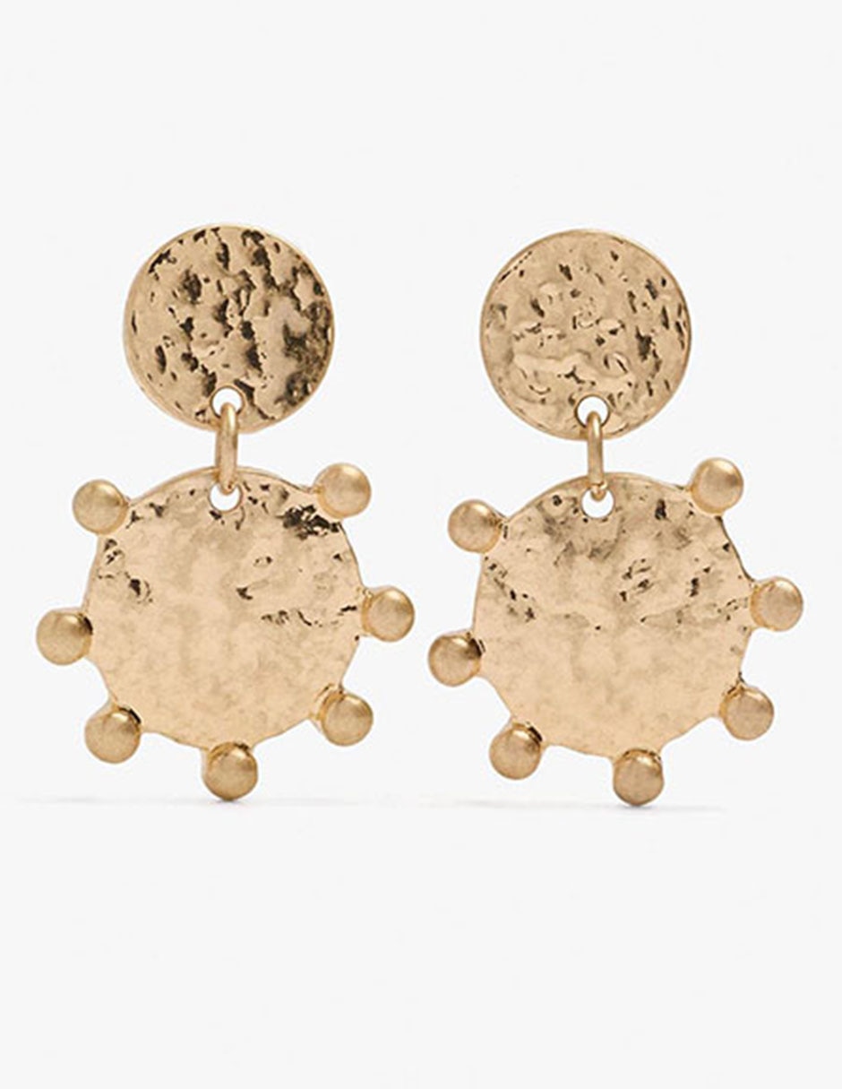 Aretes largos Charmy con acabado texturizado